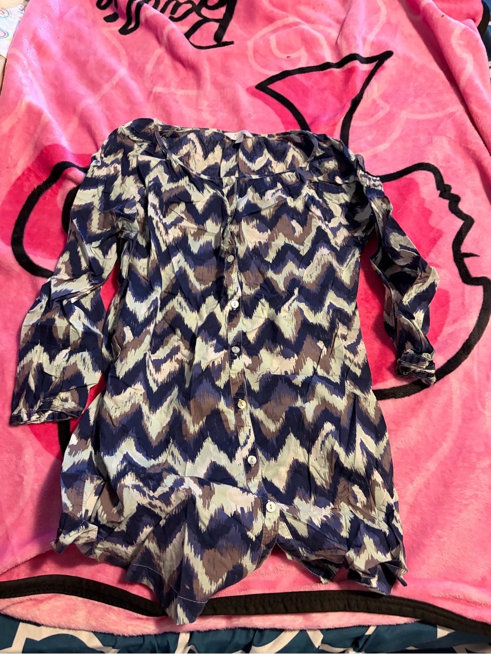 ALFRED SUNG Blue and Cream Zigzag Button-Down Off-Shoulder Top